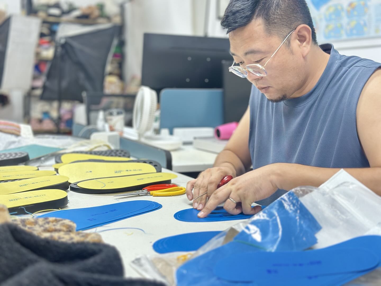 Footwear customization process with colored templates.